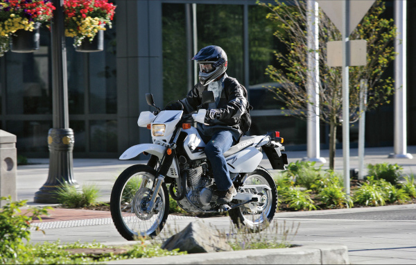 Новый мотоцикл на дороге Suzuki DR 650 SE