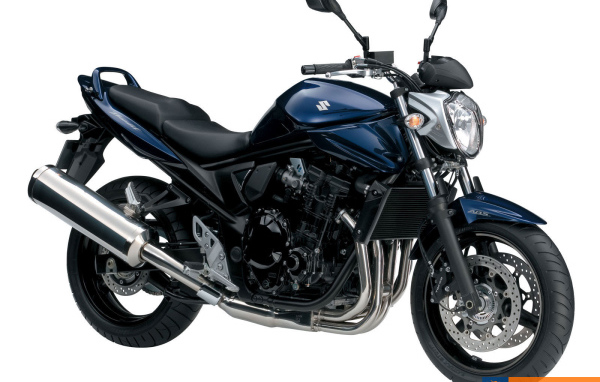 Новый мотоцикл на дороге Suzuki  GSF 650