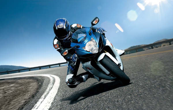 Новый мотоцикл на дороге Suzuki  GSX-R 750