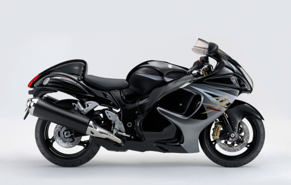 Новый мотоцикл на дороге Suzuki  GSX 1300 R