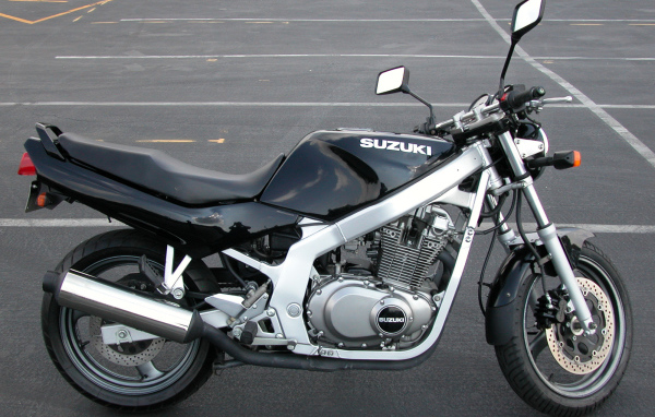 Новый мотоцикл на дороге Suzuki  GS 500