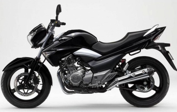 Новый мотоцикл на дороге Suzuki   Inazuma