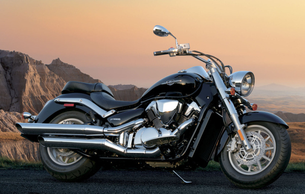 Новый мотоцикл на дороге Suzuki Intruder C1500T