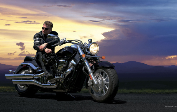 Новый мотоцикл на дороге Suzuki Intruder C800C