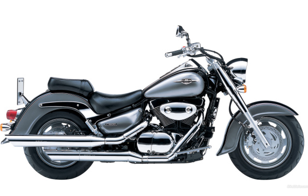 Новый мотоцикл на дороге Suzuki Intruder M1500