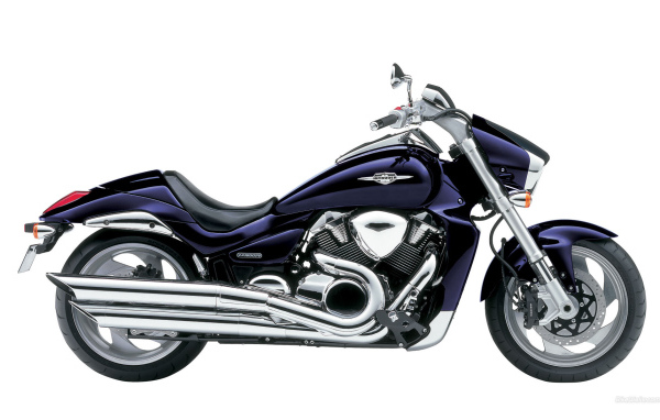 Новый мотоцикл на дороге Suzuki Intruder M1800 R