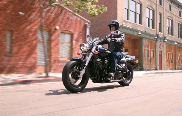 Новый мотоцикл на дороге Suzuki Intruder M800