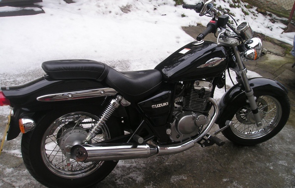 Новый мотоцикл на дороге Suzuki Marauder 125