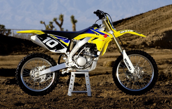 Новый мотоцикл на дороге Suzuki RM-Z 250