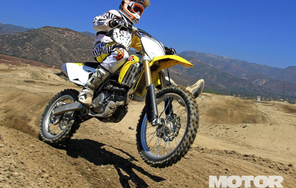 Новый мотоцикл на дороге Suzuki RMX 450 Z