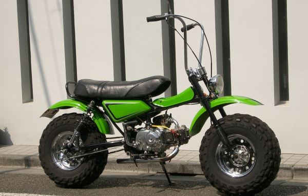 Новый мотоцикл на дороге Suzuki RV 125