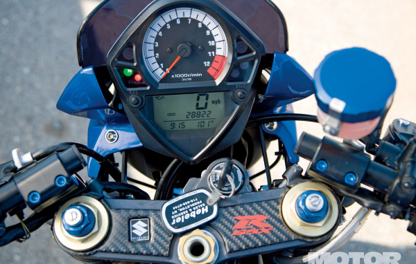 Новый мотоцикл на дороге Suzuki SV 650 S