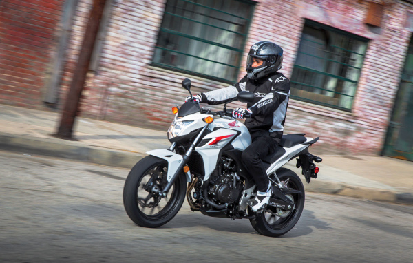 Новый мотоцикл на дороге Новый мотоцикл Honda CB 500 F