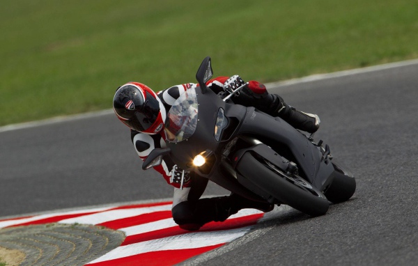 Новый надежный мотоцикл Ducati Superbike 848 Evo