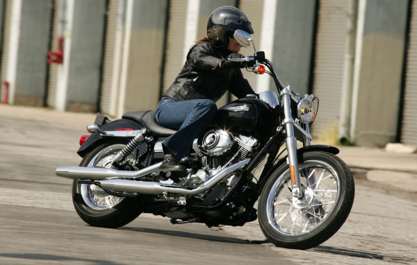 Новый надежный мотоцикл Harley-Davidson Dyna Super Glide Custom