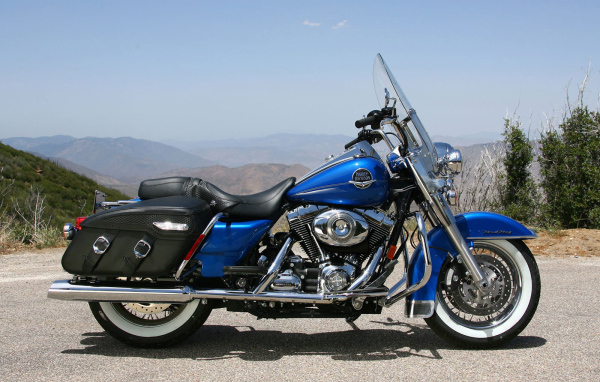 Новый надежный мотоцикл Harley-Davidson Road King Anniversary Edition