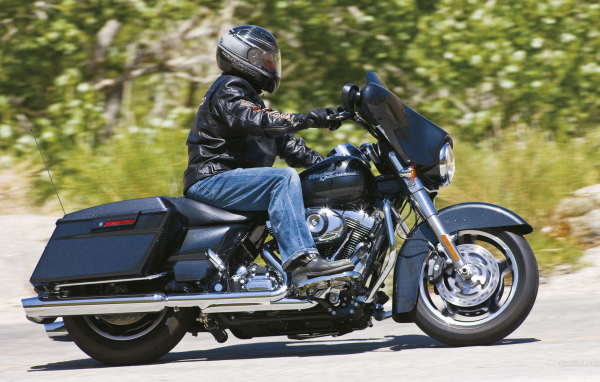 Новый надежный мотоцикл Harley-Davidson Street Glide