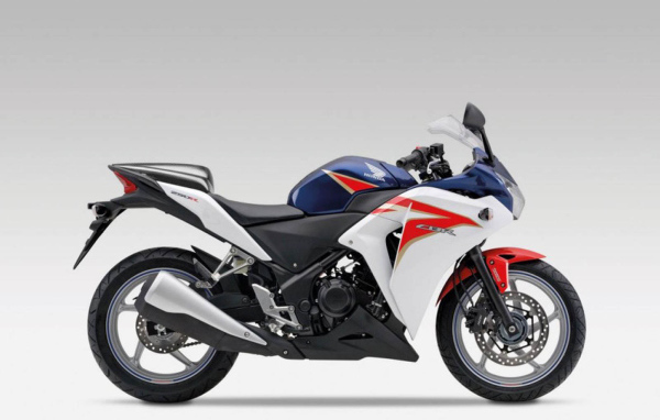Популярный мотоцикл Honda CBR 250 R