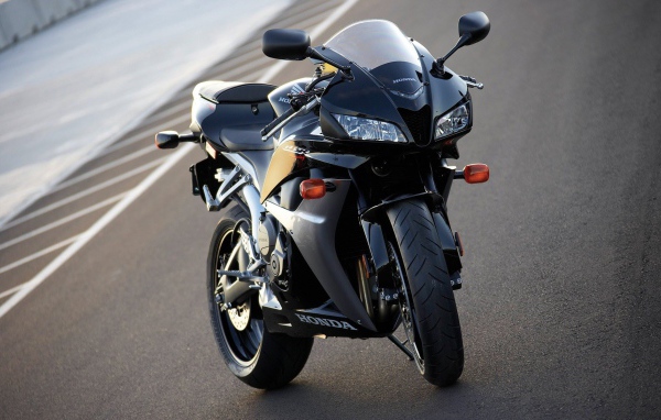 Популярный мотоцикл Honda CBR 600 RR