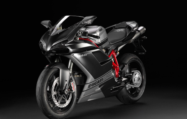 Популярный мотоцикл Ducati Superbike 848 Evo
