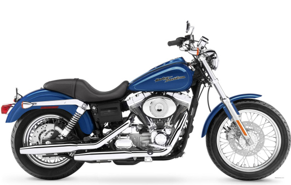 Популярный мотоцикл Harley-Davidson Dyna Super Glide Custom