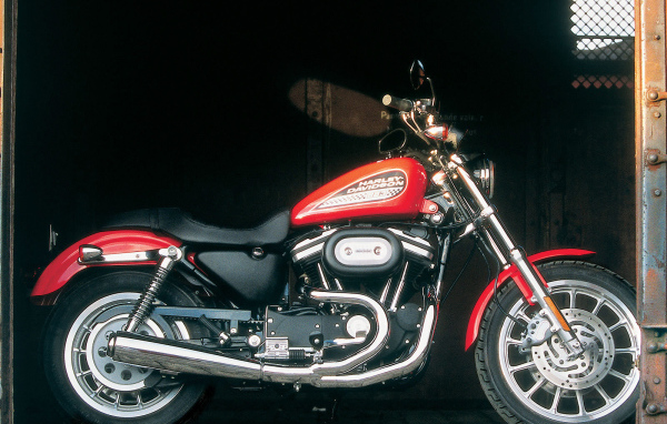 Популярный мотоцикл Harley-Davidson XL 883R Sportster Roadster