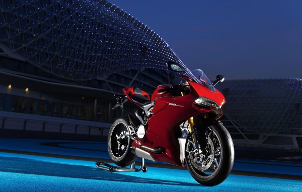Красный мотоцикл Ducatti