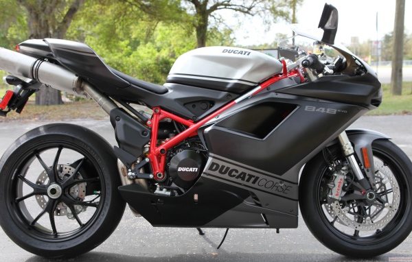 Надежный мотоцикл Ducati Superbike 848 Evo