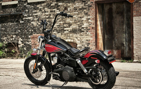 Надежный мотоцикл Harley-Davidson Dyna Street Bob