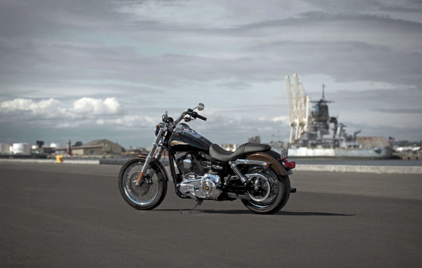 Надежный мотоцикл Harley-Davidson Dyna Super Glide Custom