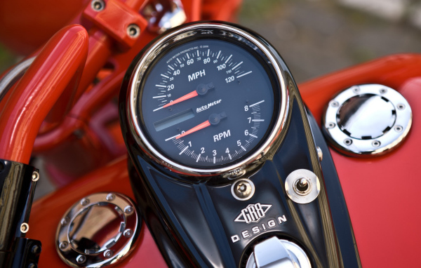 Спидометр красного мотоцикла