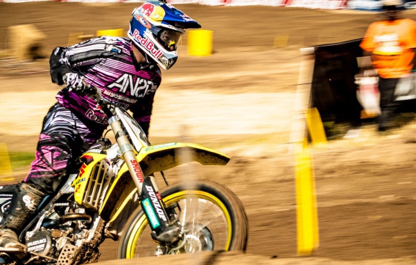 Мотогонщик на трассе