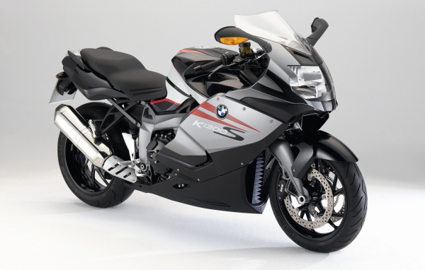 Белый мотоцикл BMW K 1200 S