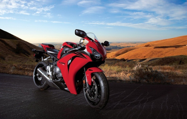 Красный Honda cbr 1000rr