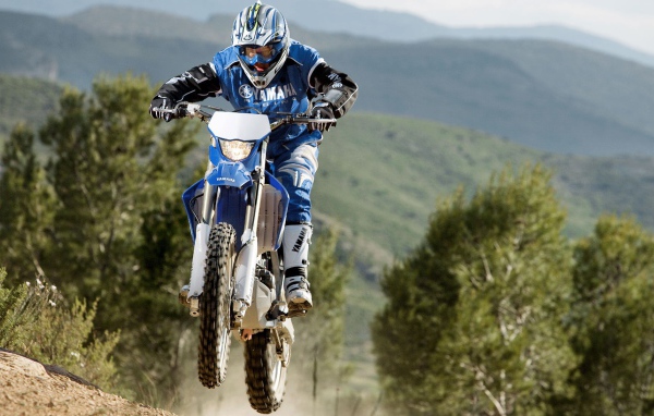 Мотоцикл Ямаха на кроссе