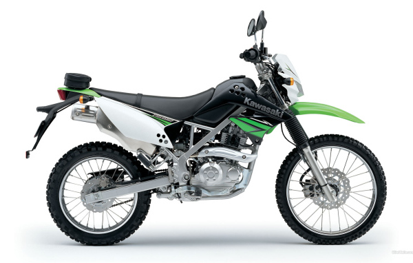 Новый мотоцикл на дороге Kawasaki KLX 125