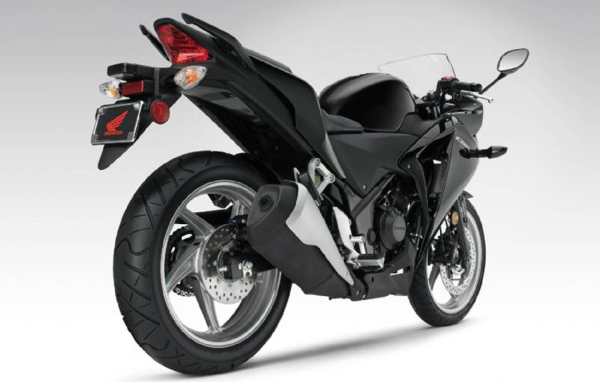 Быстрый мотоцикл Honda CBR 250 R