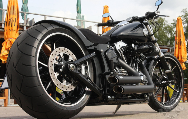 Невероятно быстрый мотоциклHarley-Davidson Softail Breakout