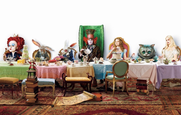 Алиса в стране чудес за столом