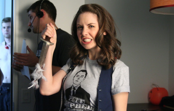 Элисон Бри с ножом