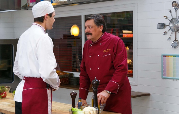 Шеф беседует с сотрудником в сериале Кухня