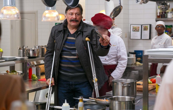Шеф-повар на костылях в сериале Кухня