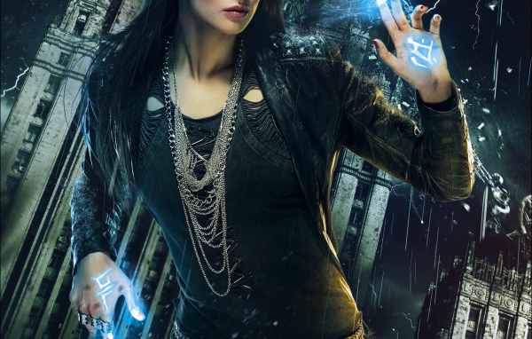 Темный мир: Равновесие постер с героиней