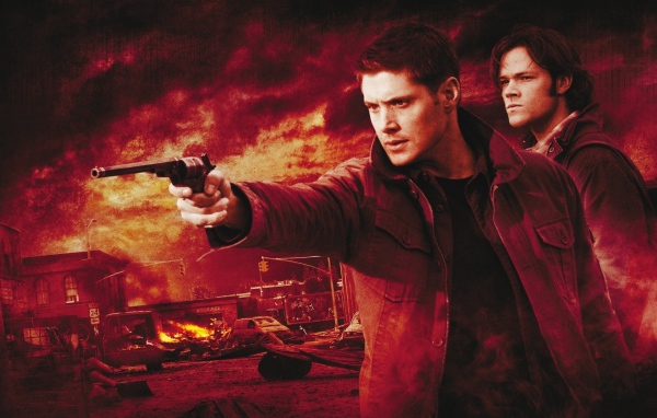 Дин целится из пистолета в сериале Сверхъестественное