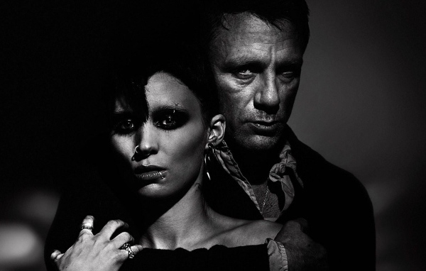 Девушка с татуировкой дракона