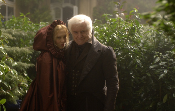 Красавица и чудовище в саду