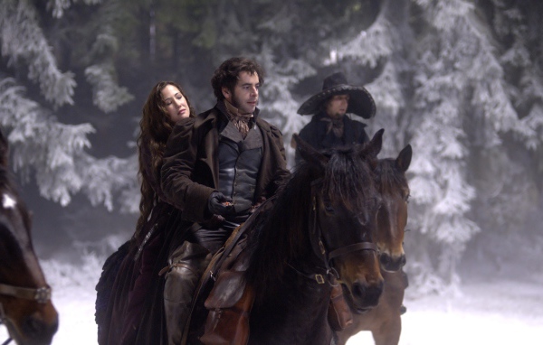 Красавица и чудовище в лесу