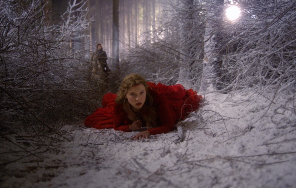 Момент из фильма Красавица и чудовище 2014