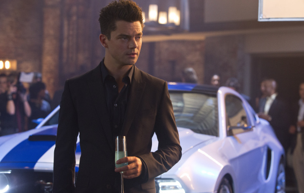 Need for Speed: Жажда скорости герой с бокалом вина