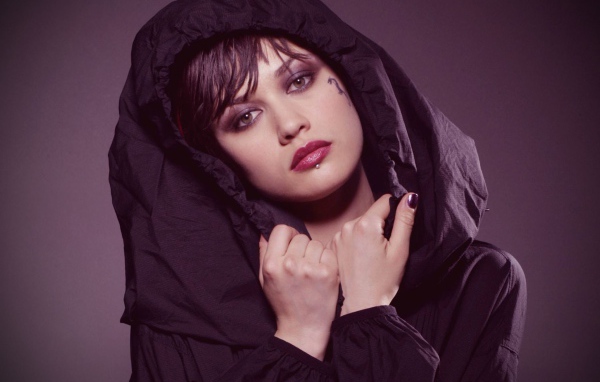 Ольга Курыленко в роли Белла